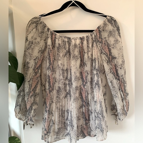 TRIABL JEANS Off The Shoulder Blousee - Picture 5 of 8